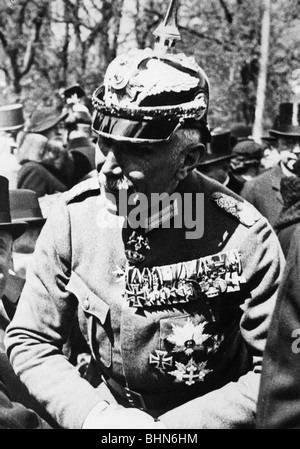 Papen, Franz von, 29.10.1879 - 2.5.1969, deutscher Politiker (Zentrum-Partei), Bundeskanzler 1932, halbe Länge, in preussischer Uniform, 26.8.1936, Stockfoto
