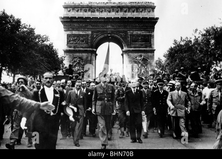 Gaulle, Charles de, 22.11.1890 - 9.11.1970, französischer General, Politiker, Führer der Freien französischen Streitkräfte 1940 - 1945, Rückkehr nach Paris, Champs Elyees, 26.8.1944, Stockfoto