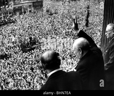 Churchill, Sir Winston 30.11.1874 - 24,1.1965, britischer Politiker, Premierminister 10.5.1940 - 16.7.1945, halbe Länge, während der Siegesfeier, London, 9.5.1945, Stockfoto