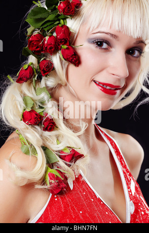 Porträt einer jungen Frau mit Rosen im Haar Stockfoto