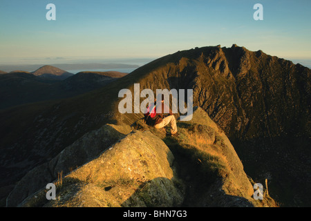 Eine Gehhilfe mit Blick auf Caisteal Abhail, Kintyre und die Paps of Jura von Cir Mhor, Isle of Arran, Ayrshire, Schottland Stockfoto