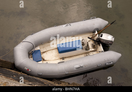 Luftaufnahme von einem kleinen Außenbordmotor Boot vertäut im Hafen Stockfoto