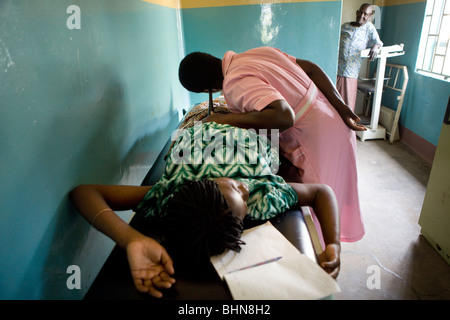 Eine schwangere Frau erhält eine mütterliche Untersuchung im Krankenhaus in Amuria Bezirk, Teso Subregion, Uganda, Ostafrika. Stockfoto