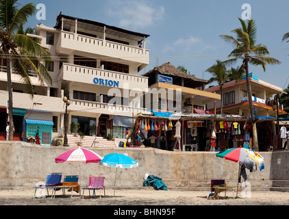 Indien, Kerala, Kovalam, Leuchtturm (Adam) Strand, mit neuen Strandpromenade Entwicklung hinter Stockfoto