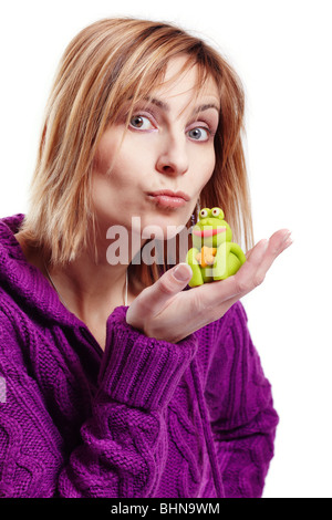 Frau, die einen Frosch küssen Stockfoto