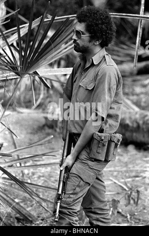 José Ramos-Horta tritt Fretilin Freiheitskämpfer in der Nähe von Batugade wo indonesischen eindringenden Osttimor 1975 Truppen Stockfoto