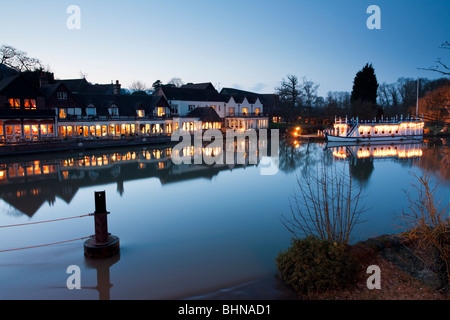 Die Swan Hotel und das Restaurant auf der Themse in der Abenddämmerung in Streatley, Berkshire, Großbritannien Stockfoto