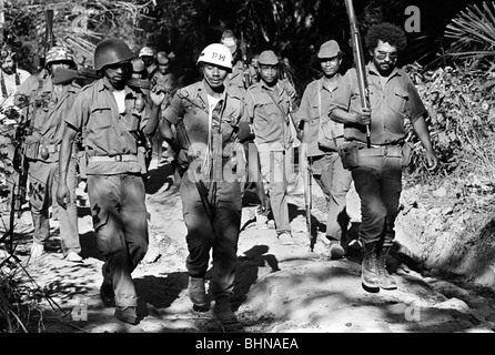 José Ramos-Horta mit Gewehr verbindet Freiheitskämpfer Fretilin Osttimor zu verteidigen, wie die indonesischen Truppen aus dem Westen erobern. Stockfoto