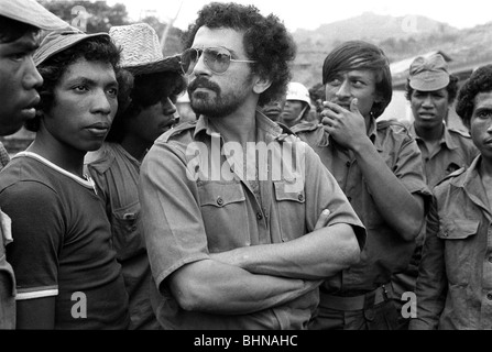 José Ramos-Horta mit Gruppe von jungen Fans und Freiheitskämpfer in westlichen Bergen erobern Ost-Timor als indonesische Truppen Stockfoto