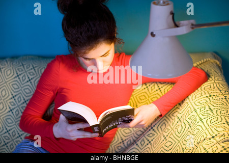 Junge Frau Lesebuch, London - Modell veröffentlicht Stockfoto