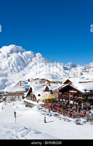 Blick über das Zentrum des Ferienortes St. Christoph aus den Ski Pisten, Skigebiet Arlberg, Vorarlberg, Österreich Stockfoto