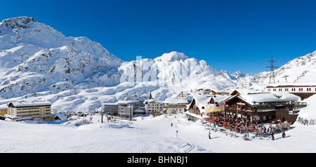 Panoramablick auf das Zentrum des Ferienortes St. Christoph aus den Ski Pisten, Skigebiet Arlberg, Vorarlberg, Österreich Stockfoto