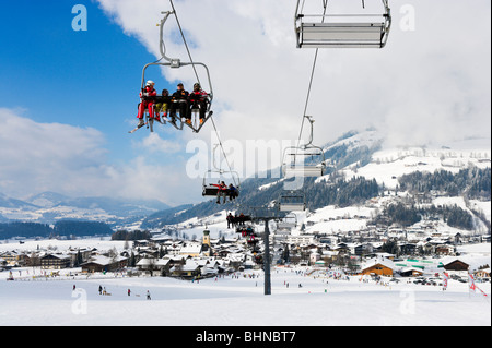 Blick über das Resort aus dem Kinderzimmer Pisten, Westendorf, Tirol, Österreich Stockfoto