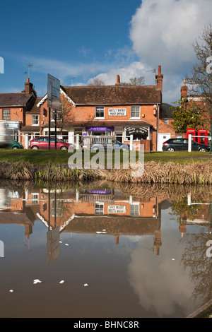 Das alte Postgebäude in Hartley Wintney spiegelt sich in dem Dorf Duckpond, Hampshire, Uk Stockfoto