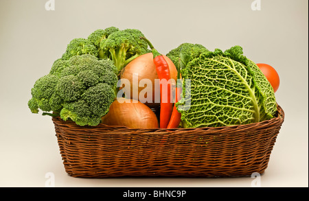 Wickerbasket mit Vegetarische Rohkost Stockfoto