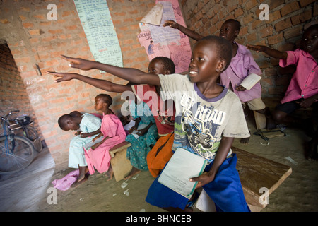 Klassenzimmer in der Sitzung in Amuria Stadt, Teso Subregion, Uganda, Ostafrika. Stockfoto