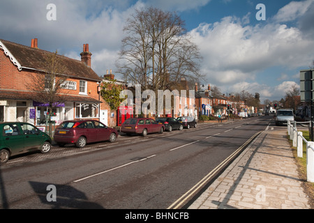 Blick entlang der Hauptstraße in Hartley Wintney, Hampshire, Uk Stockfoto