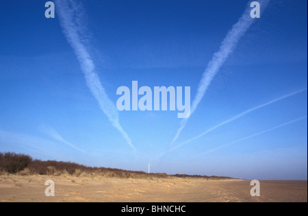 Jet-Con-Trails über Saltfleetby Theddlethorpe National Nature Reserve Lincolnshire 200o Stockfoto