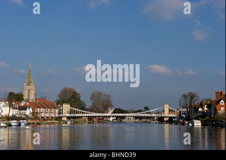 Eine downstream-Ansicht von Marlow Stadt Aussetzung Straße Brücke über die Themse. Stockfoto