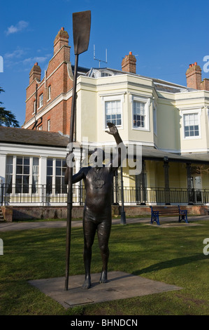 Bronze-Statue von Sir Steve Redgrave vor Hofgartens Haus in Higginson Park Marlow Buckinghamshire UK Stockfoto