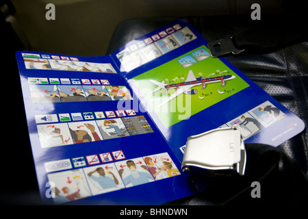 Safety-Card und Sicherheitsgurt im Flugzeug Stockfoto