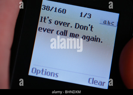 SMS auf ein Handy besagt "Es ist vorbei. Nicht immer rufen Sie mich wieder. " Stockfoto