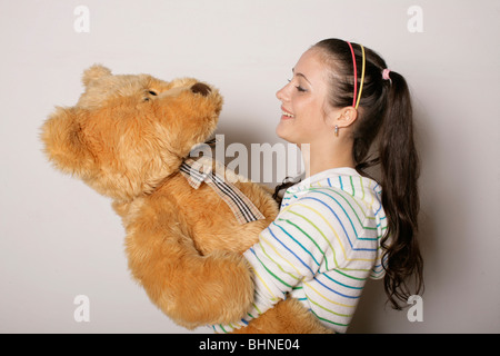 Porträt eines Mädchens mit Teddy Bier spielen Stockfoto