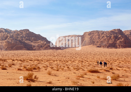 Wanderer in der Wüste, Wadi Rum Protected Area, Jordanien Stockfoto