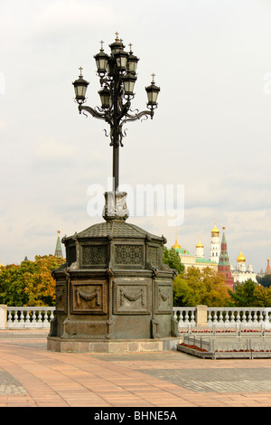 Schmiedeeisen Straße Laterne an der Kathedrale von Christus dem Erlöser, Moskau Stockfoto