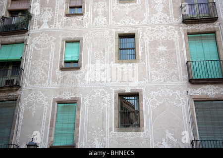 Carrer de N'Arai, Muster auf Mauerbau - Barcelona Stockfoto