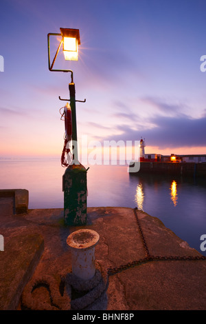 Morgengrauen Dämmerung über der Hafeneinfahrt in Newlyn Nr Penzance Stockfoto