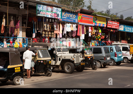 Indien, Kerala, Munnar Basar, Nahverkehr, Parken vor den Geschäften Stockfoto