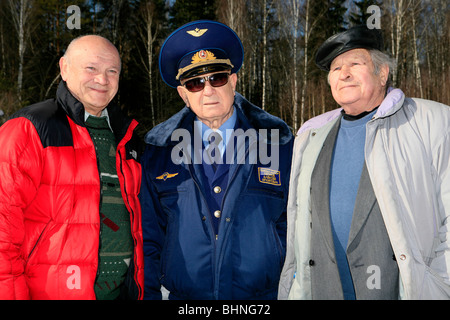 Die Kosmonauten Vladimir Dzhanibekov, Alexey Leonov und eine unbekannte Kosmonauten, die es nie, Raum bei Novoselovo, Russland geschafft Stockfoto