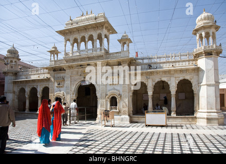 Pilger besuchen Karni Mata Tempel (Tempel der Ratten). Deshnok (in der Nähe von Bikaner). Rajasthan. Indien Stockfoto