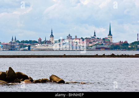 Blick auf die Altstadt und Kreuzfahrtschiffe, Tallinn, Estland, von Pirita Stockfoto
