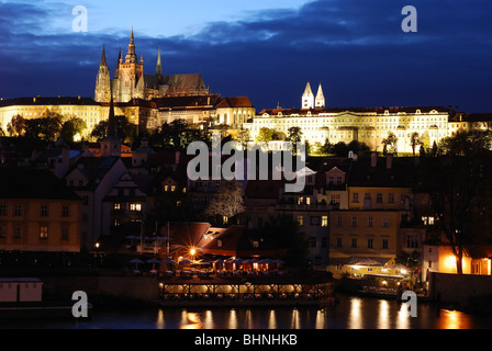 Prag bei Nacht mit Licht, Blick auf Karlsbad Brücke Stockfoto