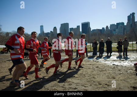 Ehemaliger Rugby-Spieler aus der Gascogne Frankreich spielen gegen französische Köche aus US-Küchen im Central Park in New York Stockfoto