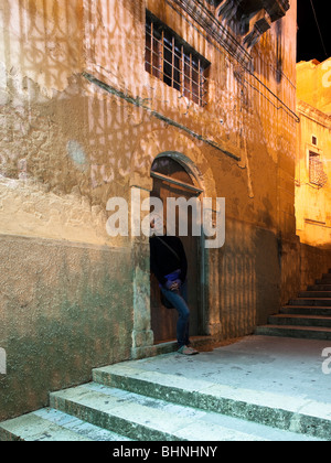 Frau neben der Kathedrale San Giovanni Battista in Ragusa Superiore. Stockfoto