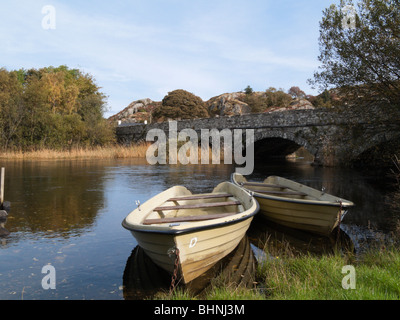 Boote, die am Fluss Afon Rhythallt in der Nähe der alten Steinbrücke im Snowdonia Nationalpark festgemacht sind. Brynrefail, Llanberis, Gwynedd, North Wales, Großbritannien Stockfoto