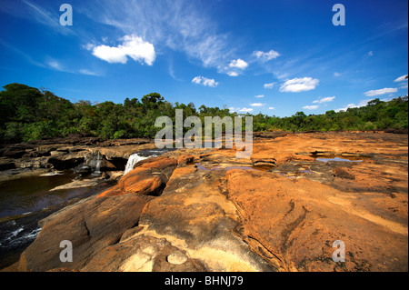 Nam Leuk-Fluss in der Trockenzeit. Tropischen Regenwald. Laos. Stockfoto