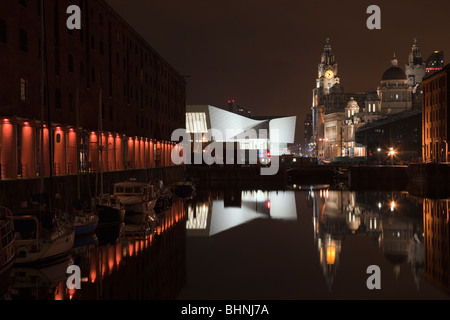 Liverpool, Merseyside, England, Vereinigtes Königreich, Europa. Nacht-Reflexionen im Albert Dock Stockfoto
