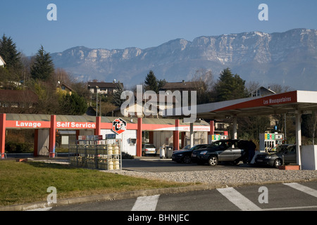 Les Mousquetaires Tankstelle / garage Vorhof, in der Nähe von Aix-Les-Bains. Savoie (Savoyen) (Alpin) Departement Frankreichs. Stockfoto