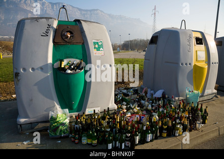 Überlaufende / voll recycling Sammlung Point- and -Flasche Bank in der Nähe von Aix-Les-Bains. Savoie (Savoyen) (Alpin) Departement Frankreichs. Stockfoto