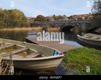 Brynrefail, Gwynedd, North Wales, UK, Europa. Boote von Afon Rhythallt River in der Nähe von alte Steinbrücke in Snowdonia Stockfoto