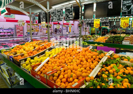 Eine Anzeige von frischem Obst und Gemüse / Lebensmittel in einem französischen Supermarkt. Frankreich. Stockfoto
