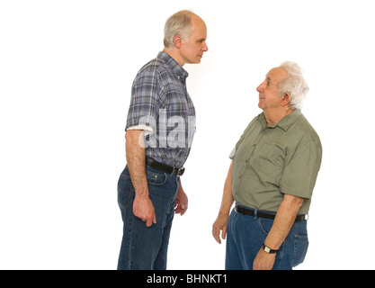 Ein Senior im Ruhestand älterer Herr steht neben einer hohen Mann mittleren Alters. Stockfoto