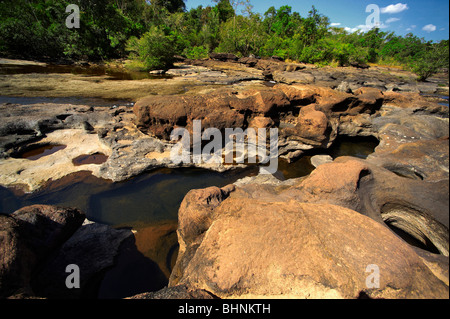 Nam Leuk-Fluss in der Trockenzeit. Tropischen Regenwald. Laos. Stockfoto