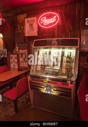 Perle Zeichen und Jukebox mit Country und Western Datensätze in Arkey Blue Silver Dollar Saloon Honky Tonk bar Bandera Texas USA Stockfoto