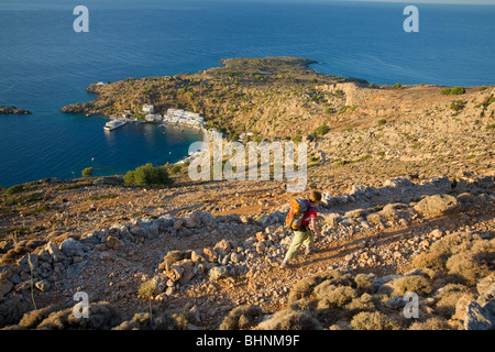 Wanderer auf dem Weg hoch über Loutro Dorf, weisse Berge, Kreta, Griechenland. Stockfoto