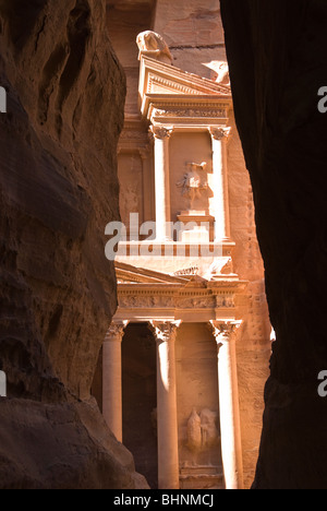 Blick auf die Treasury aus dem Siq, Petra, Jordanien, Asien. Stockfoto
